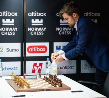 Magnus Karlsen tar på Antibac Hånddesinfeksjon under en Norway Chess turnering.
