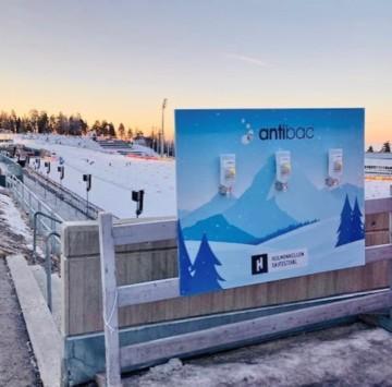 Vegg med Antibac Hånddesinfeksjon under Holmenkollen Skifestival gjør det lett for besøkende å desinfisere hender for god hygiene.